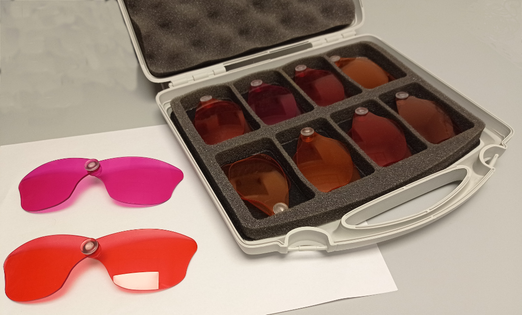 Set mit 16 farbblinden Testgläsern